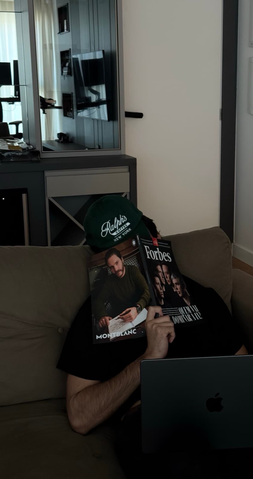 Marcelo Anders lendo revistas Forbes e Montblanc